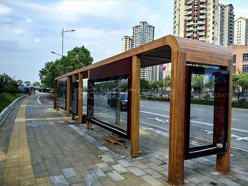 城市公交候車亭木紋漆候車亭廠家現場安裝案例